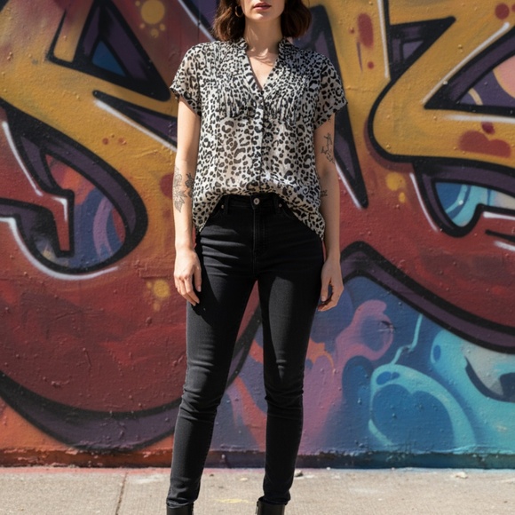 Express Design Studio Leopard Blouse Gray M - Picture 3 of 10